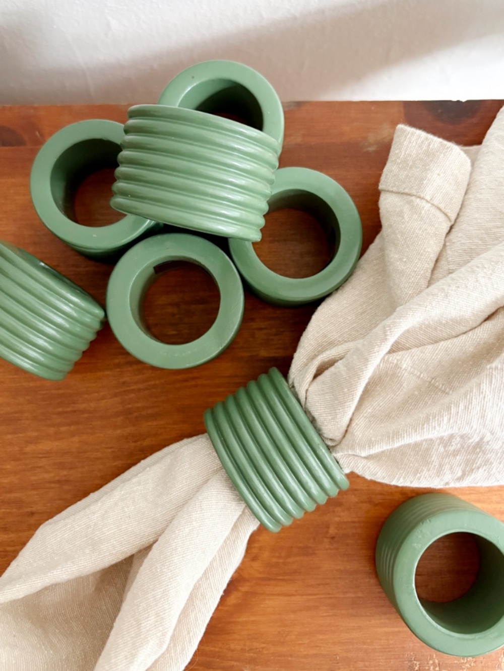 Vintage Set of 8 Green Ribbed Napkin Rings